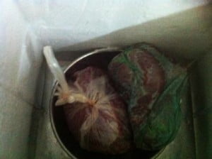 Thịt bị chảy nước trong túi nilon