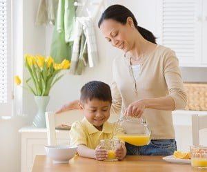 nhung luu y ve dinh duong cho tre mam non luc giao mua