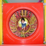 Bé tổ ra rất vui với cầu ống