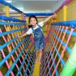 Bé rất thích thú khi đi cầu treo ở trên cao