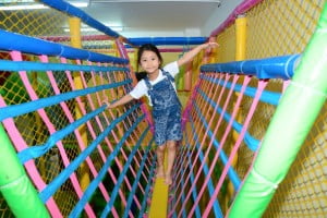 Bé rất thích thú khi đi cầu treo ở trên cao