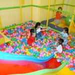 Các bé chia sẻ niềm vui với nhau trong nhà banh