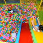 Nhà banh có cả cầu tuột