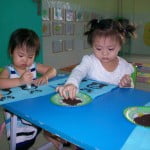 hinh anh hoc tap vui choi cua cac be khoi nha tre truong mam non hoa mi 02