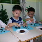 hinh anh hoc tap vui choi cua cac be khoi nha tre truong mam non hoa mi 05