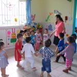 hinh anh hoc tap vui choi cua cac be khoi nha tre truong mam non hoa mi 10