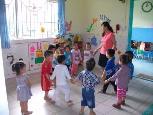 hinh anh hoc tap vui choi cua cac be khoi nha tre truong mam non hoa mi 10