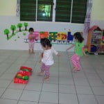 hinh anh hoc tap vui choi cua cac be khoi nha tre truong mam non hoa mi 13