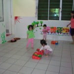 hinh anh hoc tap vui choi cua cac be khoi nha tre truong mam non hoa mi 14