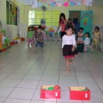 hinh anh hoc tap vui choi cua cac be khoi nha tre truong mam non hoa mi 16