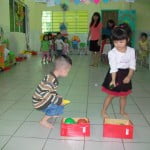 hinh anh hoc tap vui choi cua cac be khoi nha tre truong mam non hoa mi 17