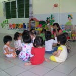 hinh anh hoc tap vui choi cua cac be khoi nha tre truong mam non hoa mi 19