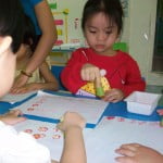 hinh anh hoc tap vui choi cua cac be khoi nha tre truong mam non hoa mi 24