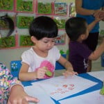 hinh anh hoc tap vui choi cua cac be khoi nha tre truong mam non hoa mi 25