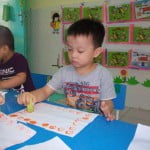 hinh anh hoc tap vui choi cua cac be khoi nha tre truong mam non hoa mi 26