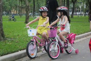 Xe đạp | Bài thơ Xe đạp: Bé đi xe đạp