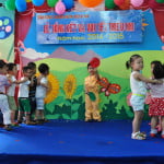 Tham gia giao thông trên sân trường - trường mầm non Họa Mi 2015