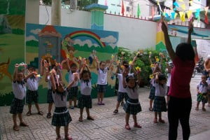 Trường mầm non Họa Mi: Thể dục buổi sáng – Hoạt động hè 2015