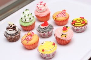Bé làm bánh cupcake