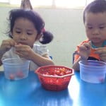 Hình ảnh bé làm mứt sơri