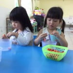 Hình ảnh bé làm mứt sơri