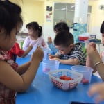 Hình ảnh bé làm mứt sơri