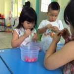 Hình ảnh bé làm mứt sơri