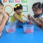 Hình ảnh bé làm mứt sơri