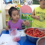 Hình ảnh bé làm mứt sơri