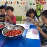 Hình ảnh bé làm mứt sơri