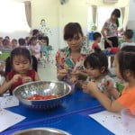 Hình ảnh bé làm mứt sơri