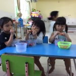 Hình ảnh bé làm mứt sơri