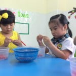 Hình ảnh bé làm mứt sơri