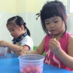 Hình ảnh bé làm mứt sơri