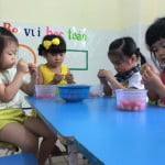 Hình ảnh bé làm mứt sơri