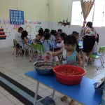 Hình ảnh bé làm mứt sơri