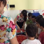 Hình ảnh bé làm mứt sơri