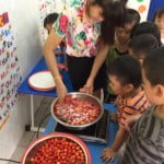 Hình ảnh bé làm mứt sơri