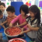 Hình ảnh bé làm mứt sơri