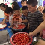 Hình ảnh bé làm mứt sơri