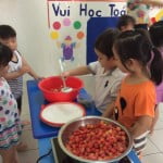 Hình ảnh bé làm mứt sơri