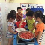 Hình ảnh bé làm mứt sơri