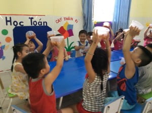 Hình ảnh bé làm mứt sơri