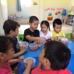 Hình ảnh bé làm mứt sơri