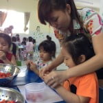 Hình ảnh bé làm mứt sơri