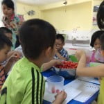 Hình ảnh bé làm mứt sơri