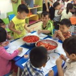 Hình ảnh bé làm mứt sơri