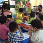 Hình ảnh bé làm mứt sơri