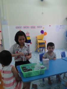 Bé uống thuốc tẩy giun tại trường mầm non Họa Mi tháng 11/2016 - Hình 2