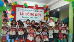 Hình ảnh lễ khen thưởng tại Trường mầm non Họa Mi năm học 2016-2017 (Hình 12)